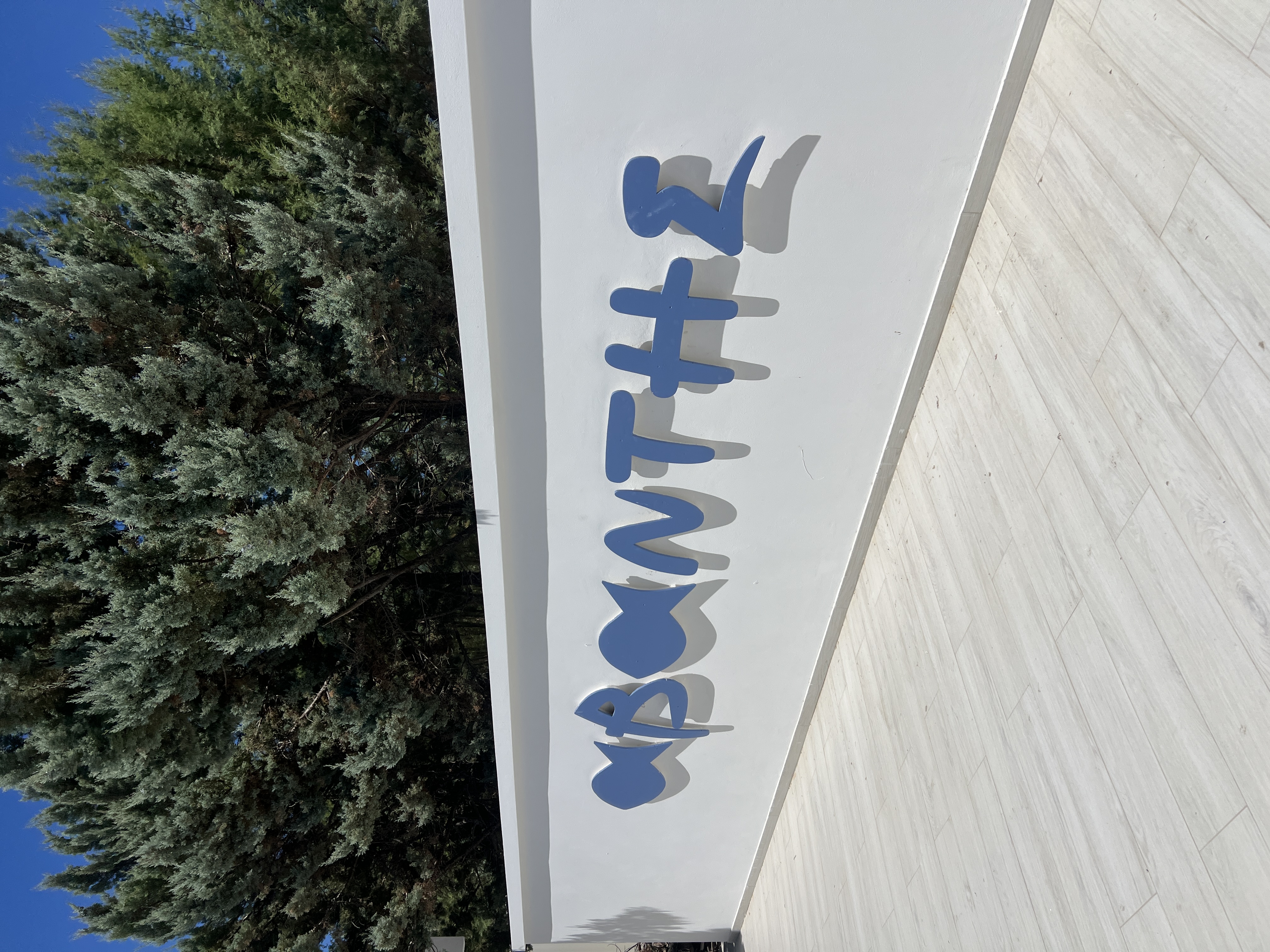 Avantis sign